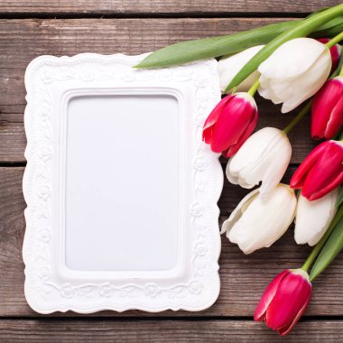 Boş çerçeve ve parlak Lale çiçek