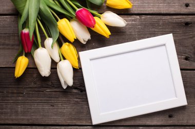 Boş çerçeve, parlak sarı, pembe ve beyaz laleler