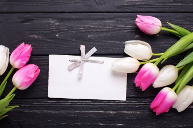 Parlak pembe ve Beyaz Lale çiçek ve boş etiket