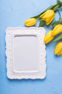 Parlak sarı laleler ve boş etiket 