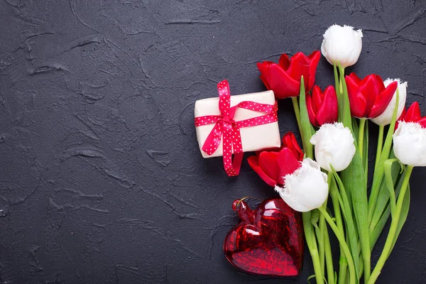 Ярко-красные и белые цветы тюльпана — стоковое фото