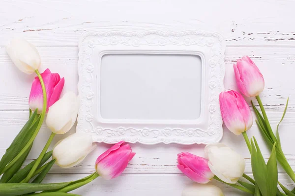 Leeg frame en roze en witte tulpen — Stockfoto