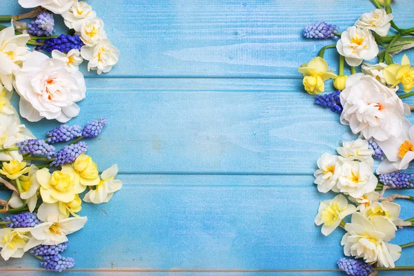 Rahmen aus bunten Frühlingsblumen — Stockfoto