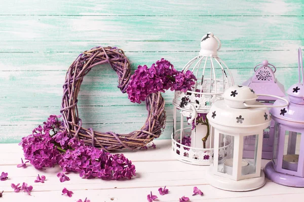 Fiori lilla freschi, cuore decorativo e lanterne — Foto Stock