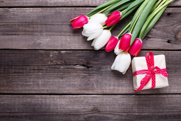 Pudełko z daru i jasne wiosną tulipany — Zdjęcie stockowe