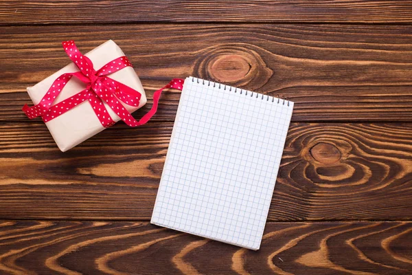 Wrapped box with present and empty tag — Stock Photo, Image