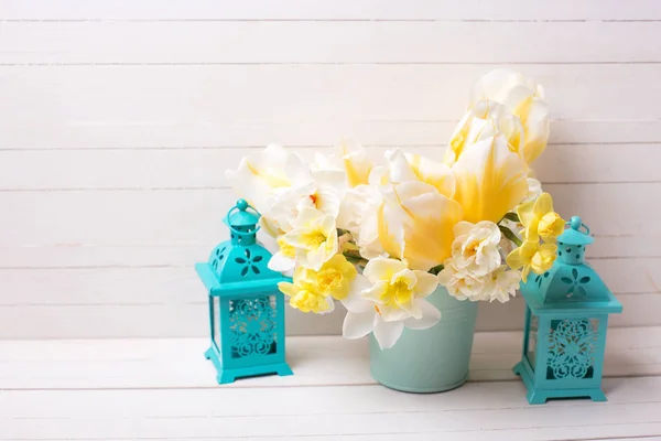 黄色の水仙とチューリップの花ポット — ストック写真