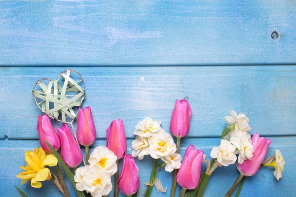 Fehér és rózsaszín tavaszi virágok és díszítő szív — Stock Fotó