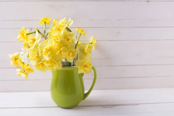 Gelbe, helle Frühlingsnarzissen oder Narzissenblüten — Stockfoto