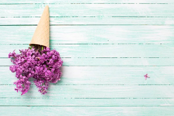 Flores frescas de lila en cono de gofre —  Fotos de Stock