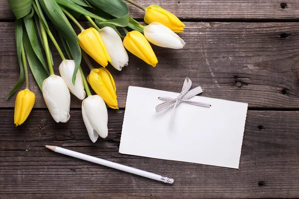 Leere Anhänger, Bleistift und helle Tulpen — Stockfoto