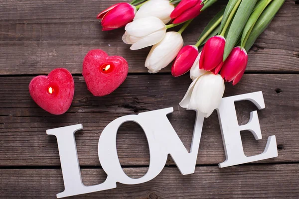 Palabra de amor, dos velas rojas en forma de corazón —  Fotos de Stock