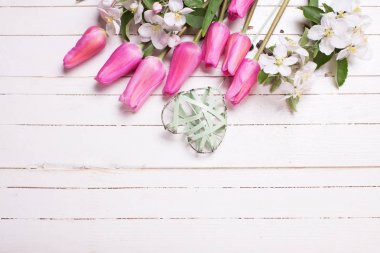 Elma ağacı çiçek, pembe laleler ve kalp 