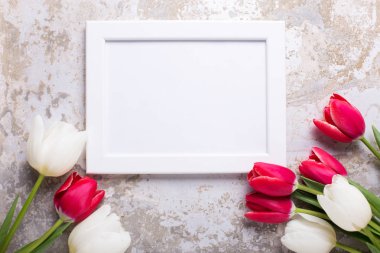 Boş fotoğraf çerçevelemek ve laleler 