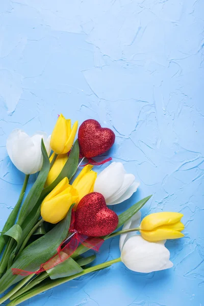 İki kırmızı kalp, sarı ve Beyaz Lale çiçek — Stok fotoğraf