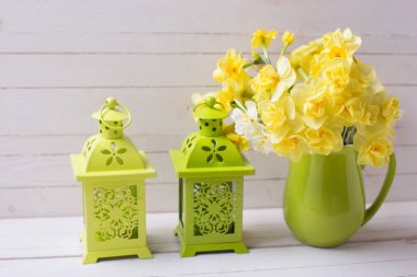 Dekoratif fenerler ve bahar çiçekleri