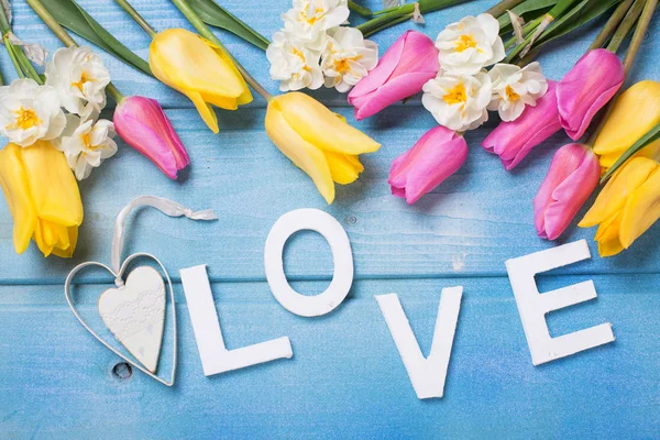 Parola amore e fiori di primavera — Foto Stock