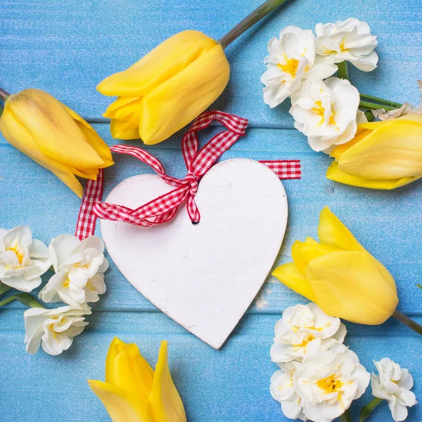 Dekorativt hjärta och våren blommor — Stockfoto