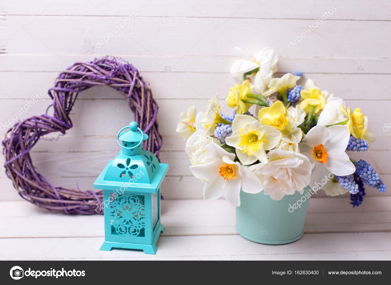 Muscaries 和水仙鲜花插在花瓶里 图库照片 C Daffodil