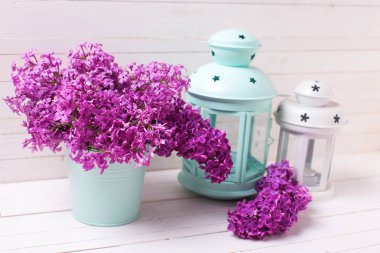 Dekoratif fenerler ve bahar çiçekleri