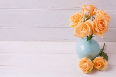 Mavi vazosu Şeftali güller 