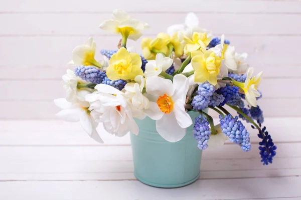 Muscaries と水仙の花の花瓶 — ストック写真