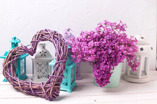 Dekorative Laternen und Frühlingsblumen — Stockfoto
