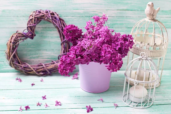 Decorative lanterns and spring flowers — Stock Photo, Image