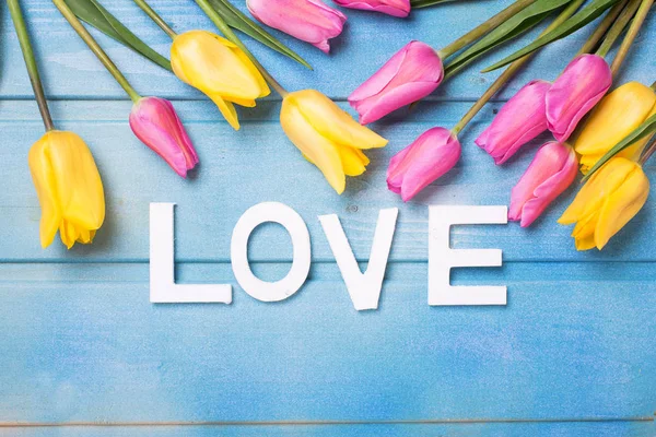 Słowo miłość i wiosna kwiaty — Zdjęcie stockowe