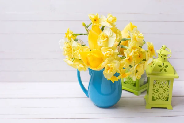 Lanterne decorative e fiori primaverili — Foto Stock