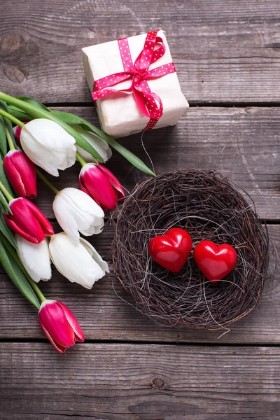 Dwa serca i kwiaty wiosny — Zdjęcie stockowe