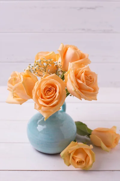 Pfirsichrosen in blauer Vase — Stockfoto