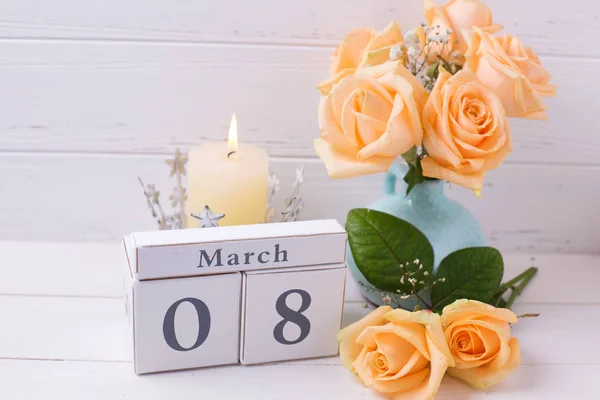 Calendario de marzo con rosas —  Fotos de Stock