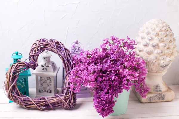 Dekorativní svítilny a jarní květiny — Stock fotografie