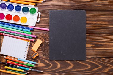 kurşun kalem, Not, erazer, boya ve yönetim kurulu 