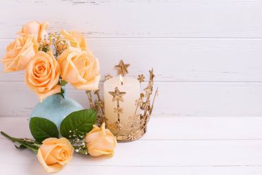 Gül vazo ve yanan mum