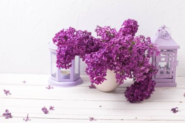 Eflatun çiçekler ve mumlarla fenerler