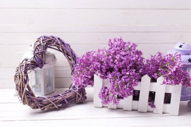 Lila çiçek kutusu ve kalp 