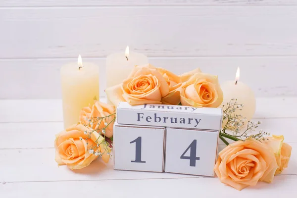 Розы, горящие свечи и календарь — стоковое фото