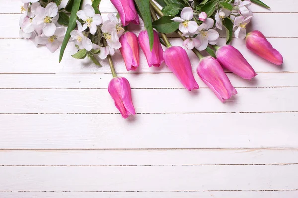 Apple bloemen en roze tulpen — Stockfoto