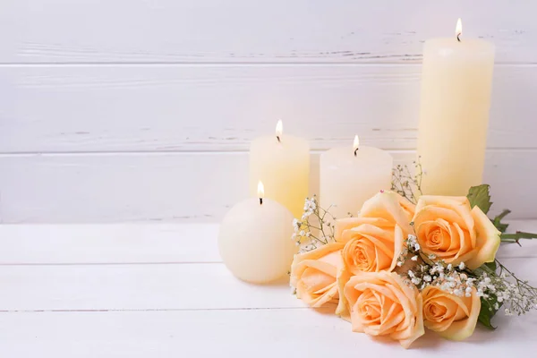 Velas e rosas em branco — Fotografia de Stock