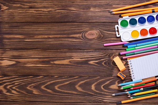 Олівці, ручка, нотатка, емалер і фарба — стокове фото