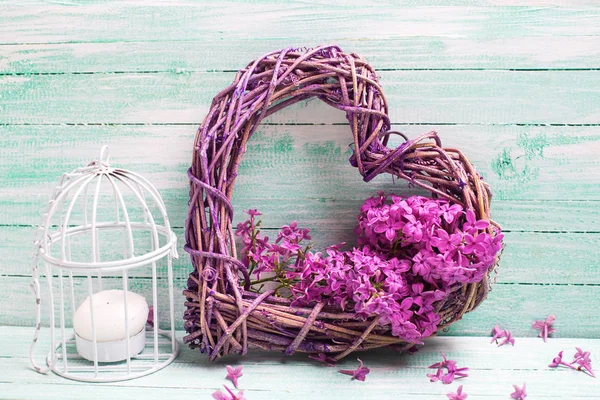 Fialovými květy, ozdobné srdce a Lucerna — Stock fotografie