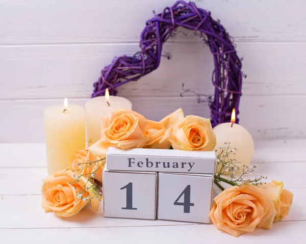 Розы, свечи, сердце и календарь — стоковое фото