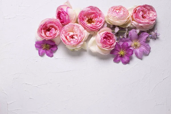 Rosas rosadas y flores violetas clematis —  Fotos de Stock