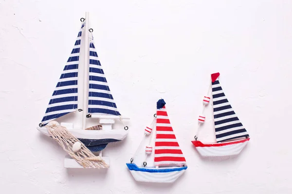 Üç dekoratif ahşap oyuncaklar tekneler — Stok fotoğraf