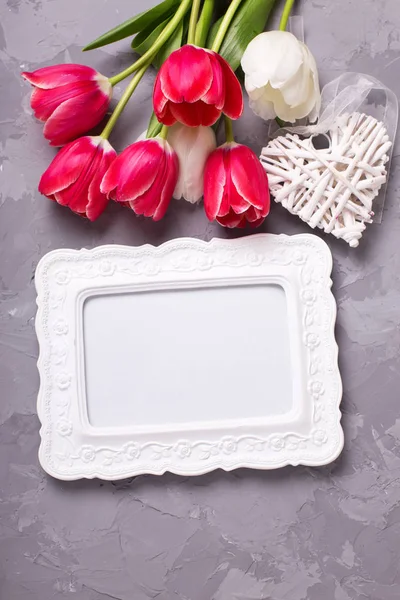 Порожня рамка, квіти яскраво-червоних і білих тюльпанів — стокове фото