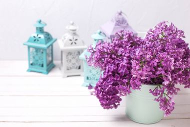 Çiçek kompozisyon ve parlak fenerler 