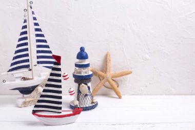 oyuncaklar tekneler, deniz feneri ve deniz yıldızı 