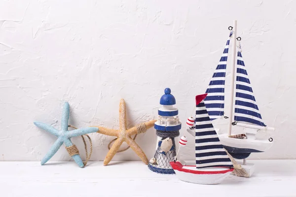 Barcos decorativos de brinquedos de madeira, farol e estrela do mar — Fotografia de Stock